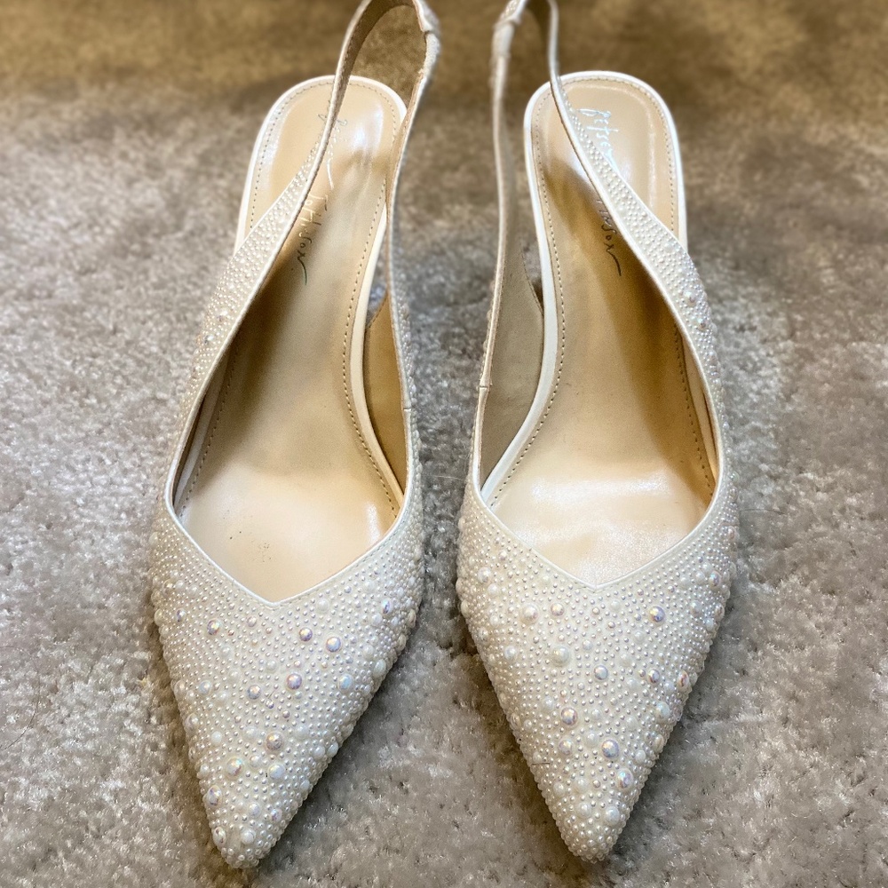 8.5 Betsey Johnson CLARK IVORY